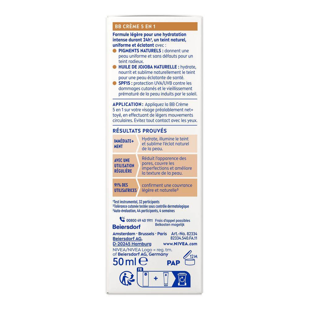 Zijde van de NIVEA BB Crème 5-in-1 Medium verpakking met gedetailleerde productvoordelen.