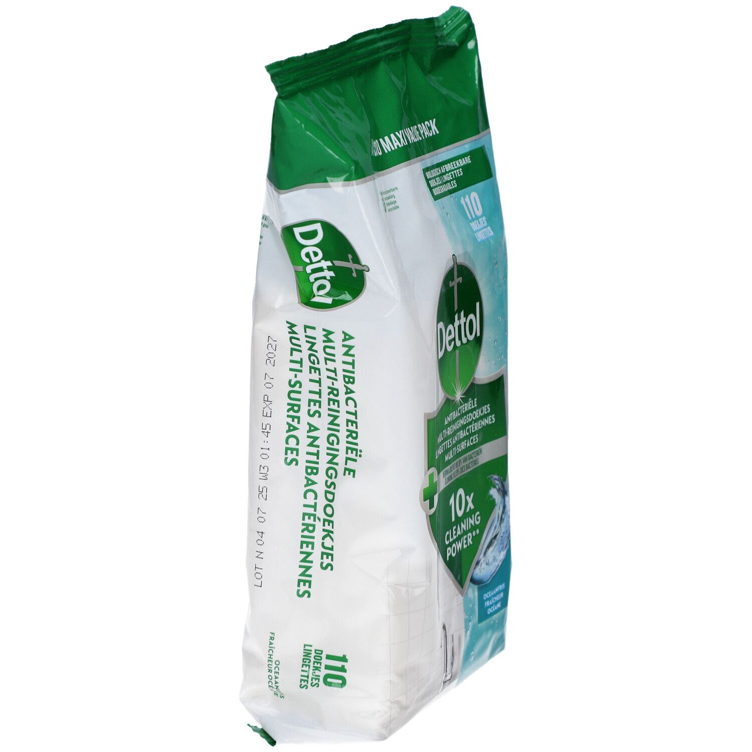 Vue latérale du paquet de lingettes nettoyantes Dettol. 110 lingettes. Antibactérien, multi-surfaces. Emballage vert et blanc avec texte.
