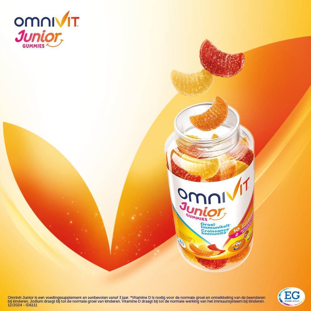 Een fles Omnivit Junior Gummies met gummies. Opschrift: Omnivit Junior Gummies, 10 vitaminen, 2 mineralen. Oranje achtergrond.