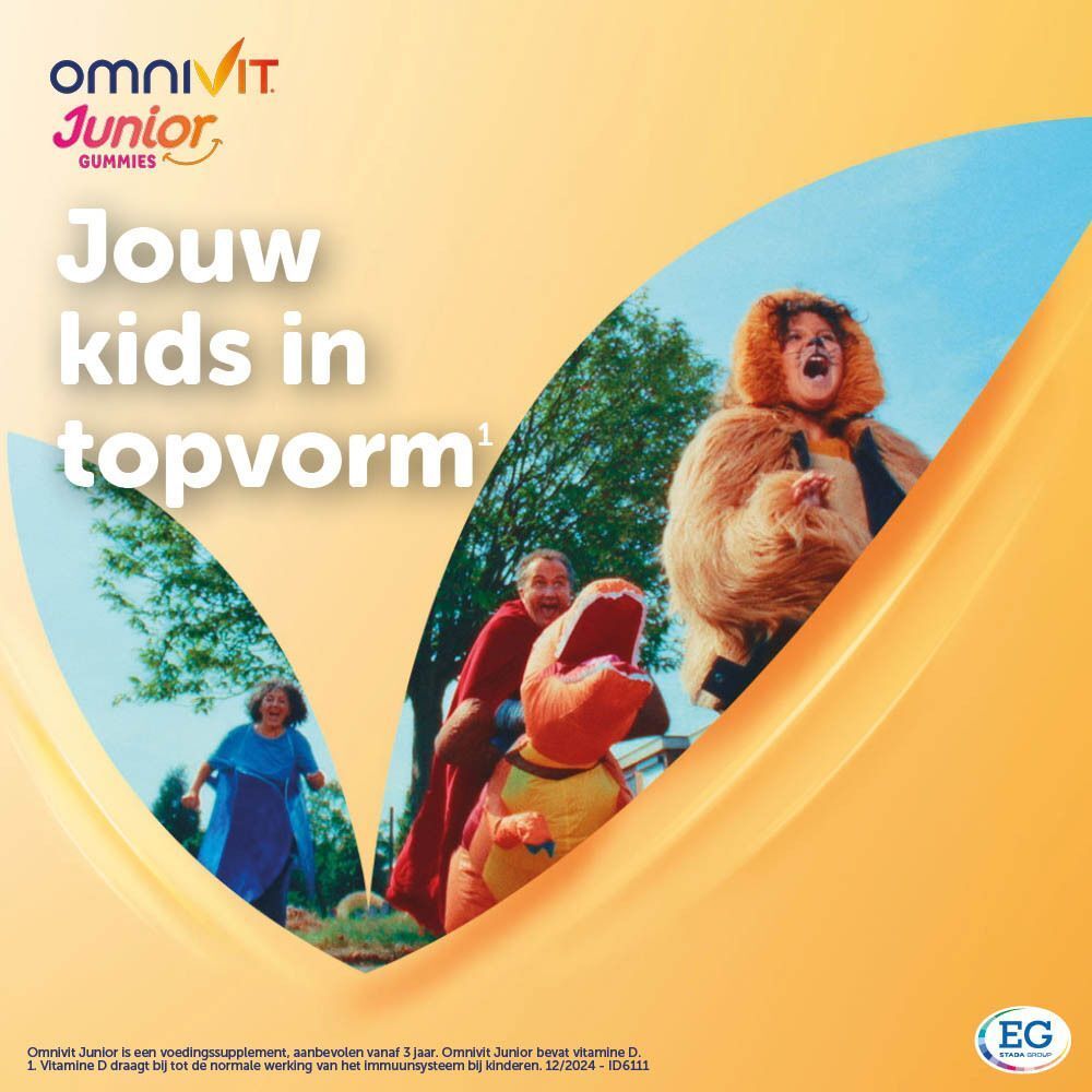 Kinderen in kostuums. Opschrift: Omnivit Junior Gummies. Oranje achtergrond.