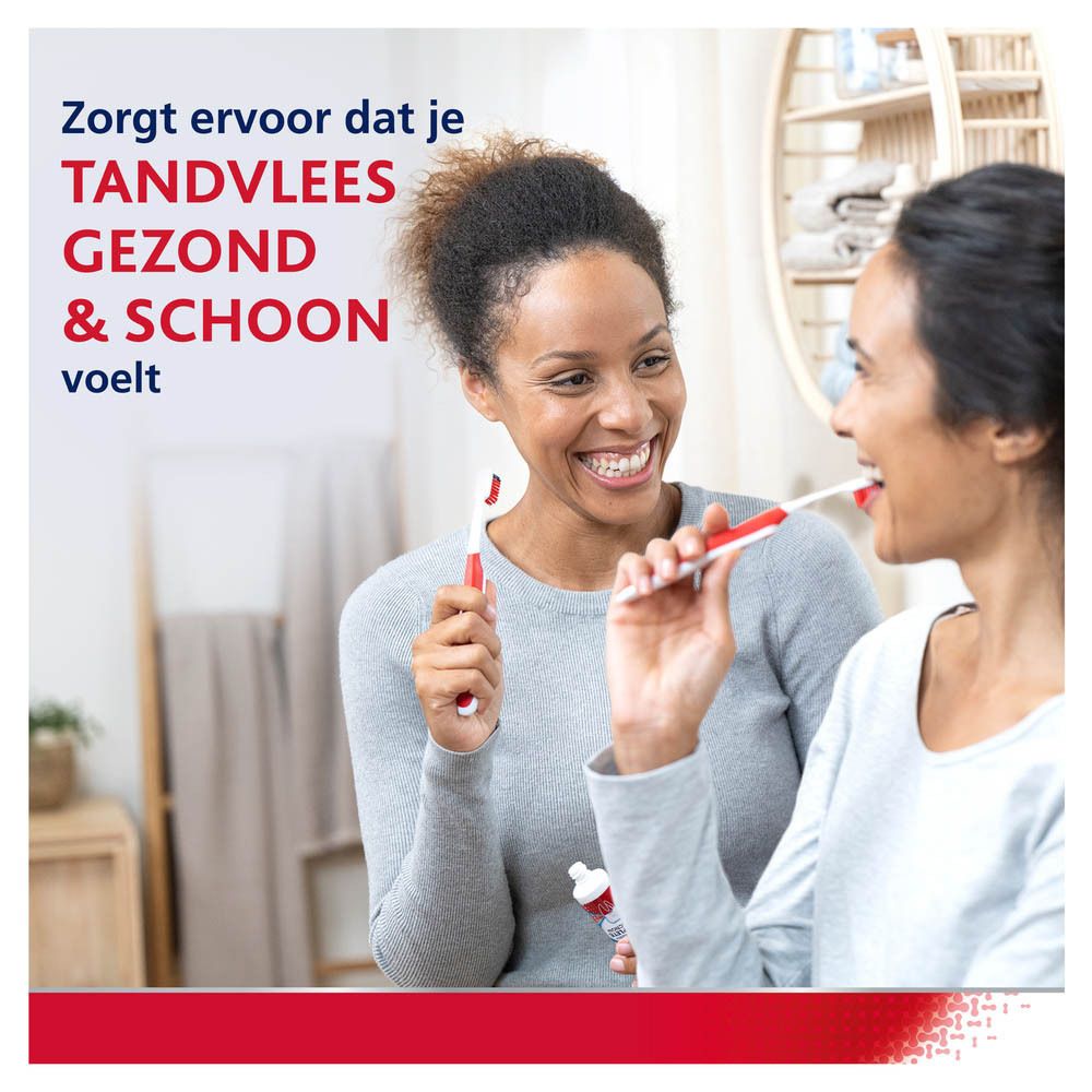 Twee vrouwen poetsen tanden. Tekst: Zorgt ervoor dat je tandvlees gezond & schoon voelt. Badkamer achtergrond.