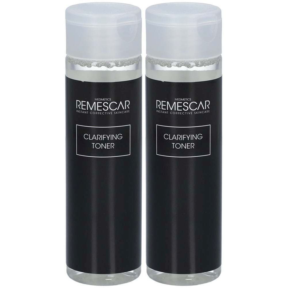 Twee flessen toner. Zwarte flessen met witte dop. Opschrift: Remescar, Clarifying Toner.