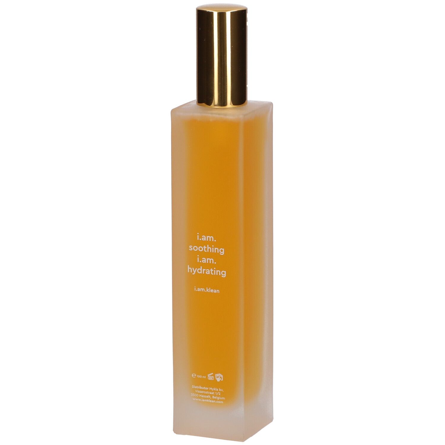 Cilindrische fles met gouden spraykop. Opschrift: i.am, soothing, hydrating. Gele vloeistof zichtbaar.