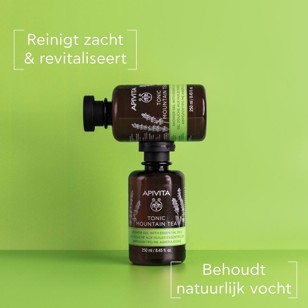 Twee flessen douchegel, boven elkaar. Opschrift: Apivita, Tonic Mountain Tea, 250 ml. Tekst: Reinigt zacht & revitaliseert.