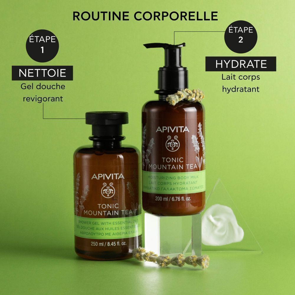 Flacon de gel douche à côté d'herbes et de propolis. Inscription : Apivita, Tonic Mountain Tea, 250 ml. Texte : 88% Origine naturelle.