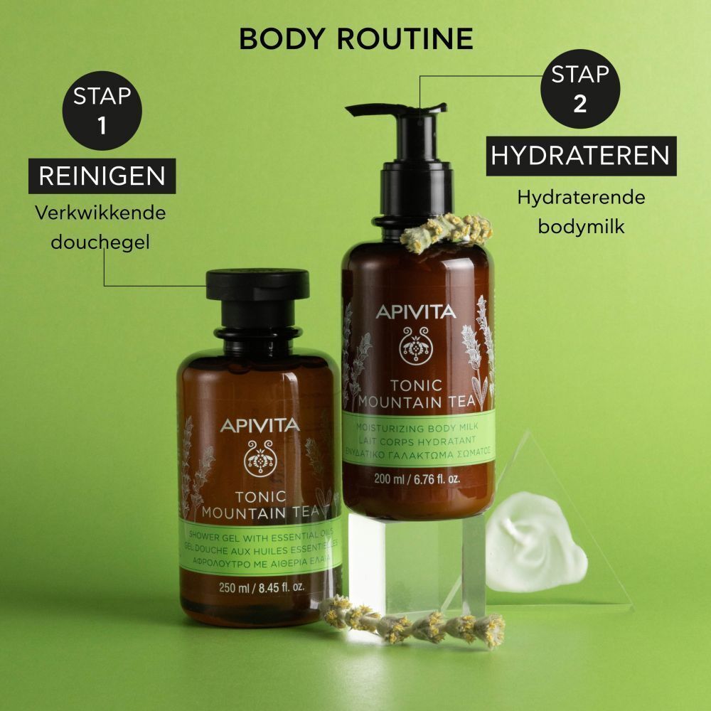 Twee flessen douchegel en bodylotion. Opschrift: Apivita, Tonic Mountain Tea, 250 ml en 200 ml. Tekst: BODY ROUTINE.