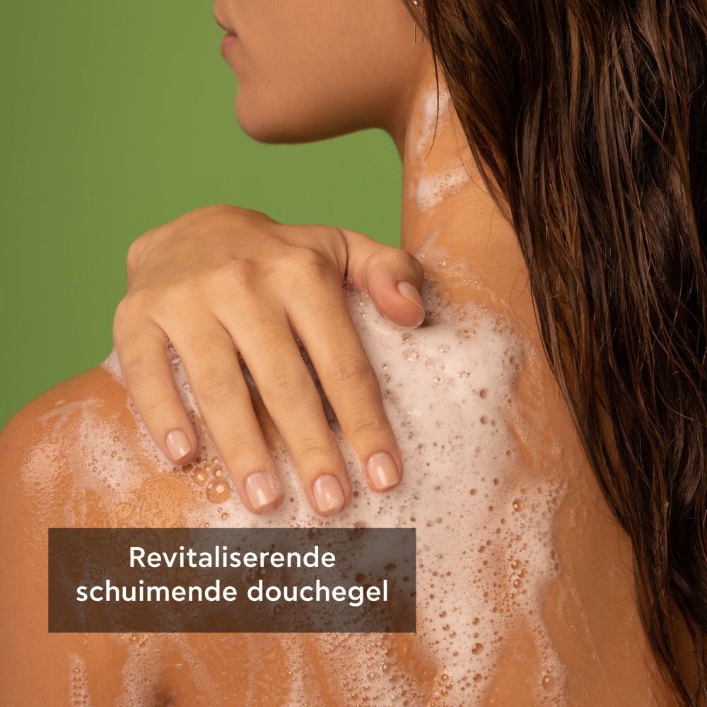 Rug van een vrouw met schuim. Tekst: Revitaliserende schuimende douchegel.