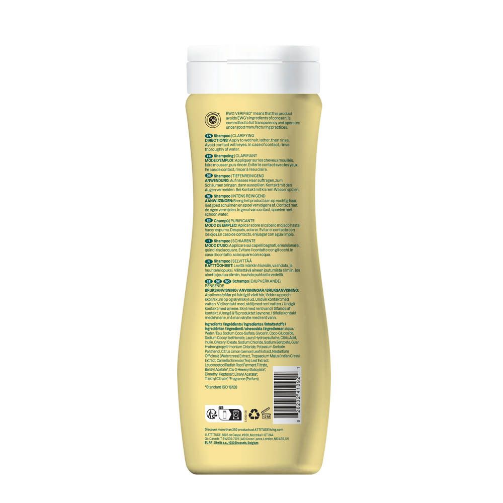Bouteille de shampoing claire avec bouchon blanc. Le dos montre les instructions et les ingrédients en plusieurs langues.