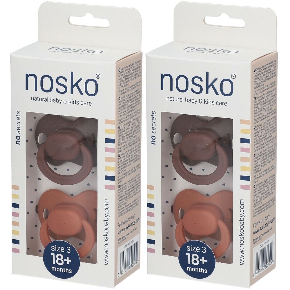 Twee verpakkingen fopspenen. Elke verpakking bevat twee bruine fopspenen. De verpakking toont het merk nosko en de leeftijd 18+ maanden.