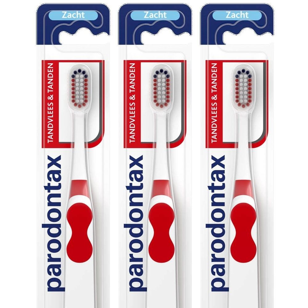 Drie verpakte tandenborstels. Rode en witte handvatten, zwarte en rode borstelharen. Opschrift: Parodontax, Tandvlees & Tanden, Zacht.