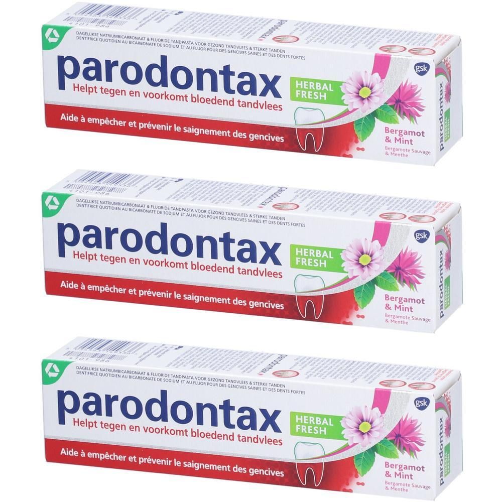 Drie verpakkingen parodontax® Herbal Fresh tandpasta. Witte tubes met rode en groene tekst. Bloemen decoratie.