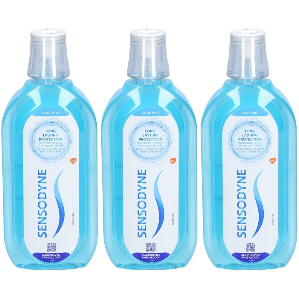 Trois flacons de bain de bouche SENSODYNE. Liquide bleu clair, étiquette blanche avec logo et texte. Bouchon transparent.