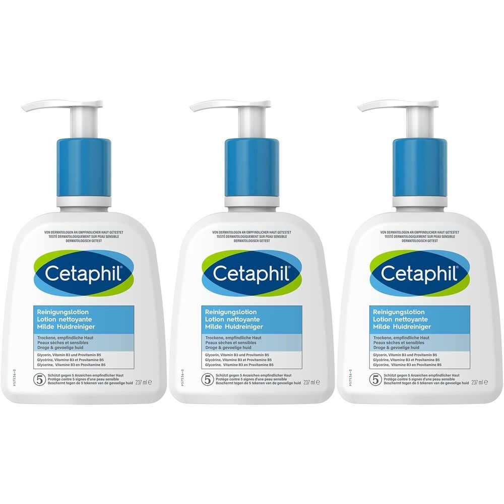 Trois flacons de lotion nettoyante Cetaphil avec étiquette bleue et blanche et pompe. Nom et logo du produit visibles.