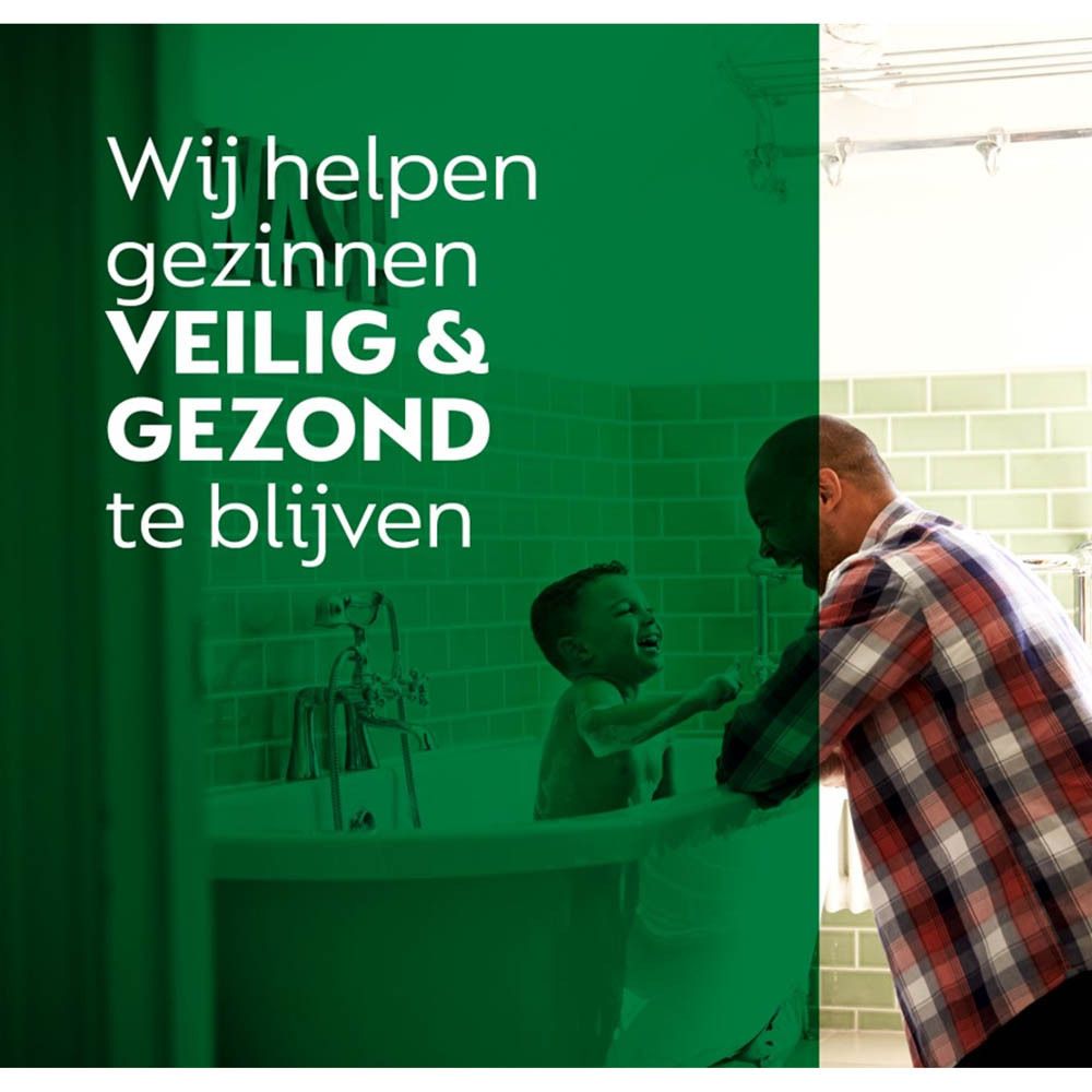 Scène met een man en een kind in een bad. Tekst: Wij helpen gezinnen veilig & gezond te blijven.
