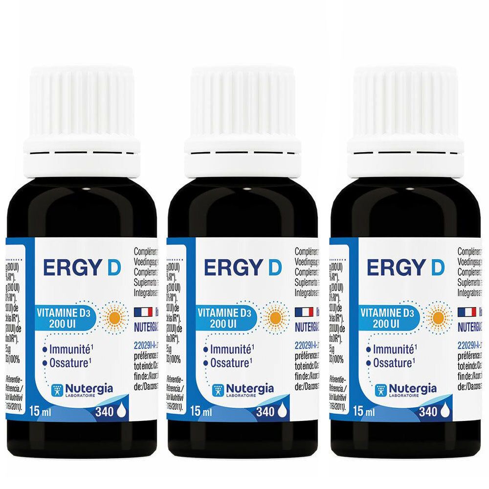 Trois flacons Ergy D. Flacons noirs avec bouchons blancs. Inscription : Ergy D, Vitamine D3 200 UI, Nutergia. 15 ml.