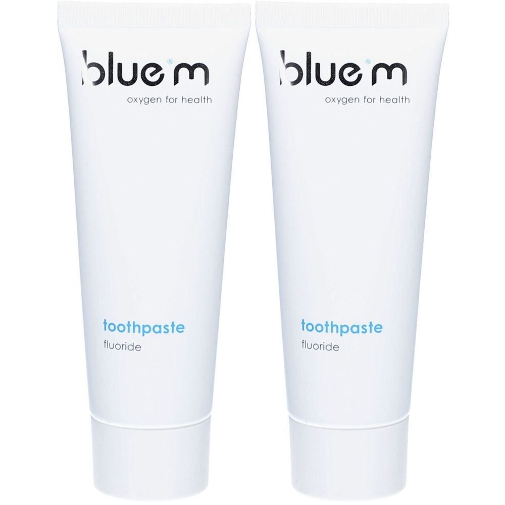 Deux tubes de dentifrice blancs avec l'inscription bleue 'blue m' et 'toothpaste fluoride'.