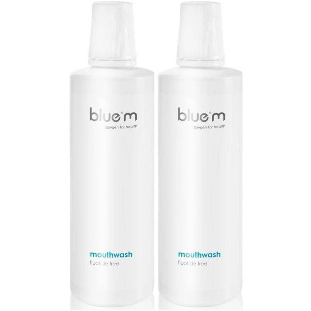 Twee witte flessen met blauw etiket. Opschrift: blue®m, oxygen for health, mondwater, fluoridevrij.