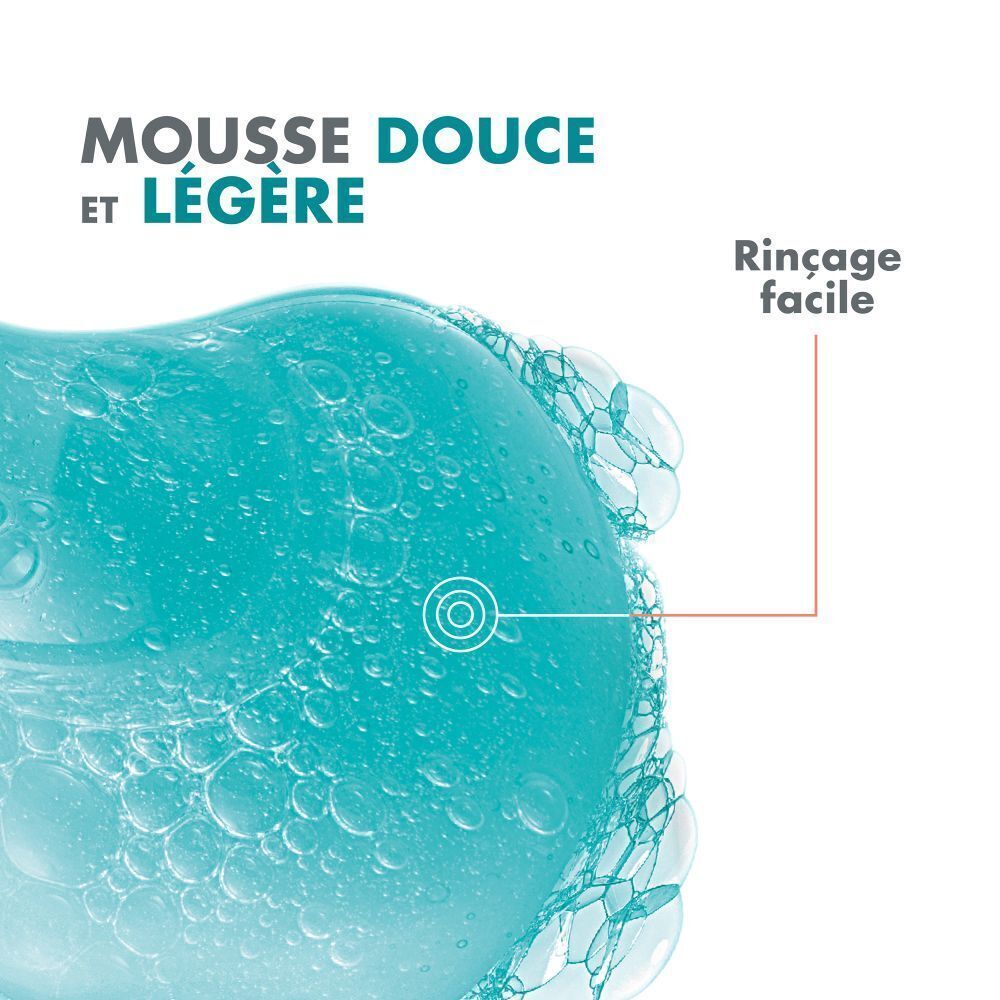 Gros plan sur des bulles de mousse. Texte: Mousse douce et légère. Rinçage facile. Cercle avec point.
