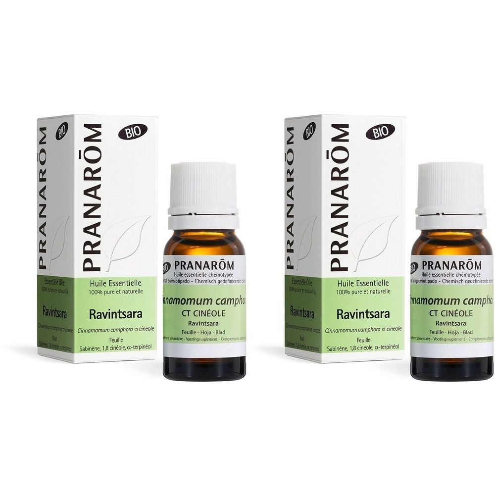 Twee flesjes en twee dozen van PRANAROM Ravintsara. Flesjes van bruin glas met witte dop. Dozen met logo en productinformatie.