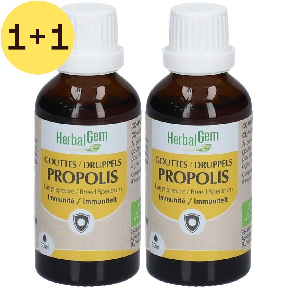 Twee bruine flessen met witte doppen. Labels met "HerbalGem PROPOLIS". Bio-certificering en druppelsymbool.