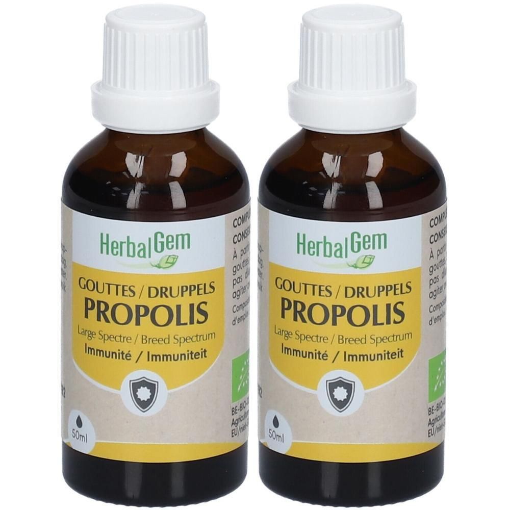 Twee bruine flessen met witte doppen. Labels met "HerbalGem PROPOLIS". Bio-certificering en druppelsymbool.