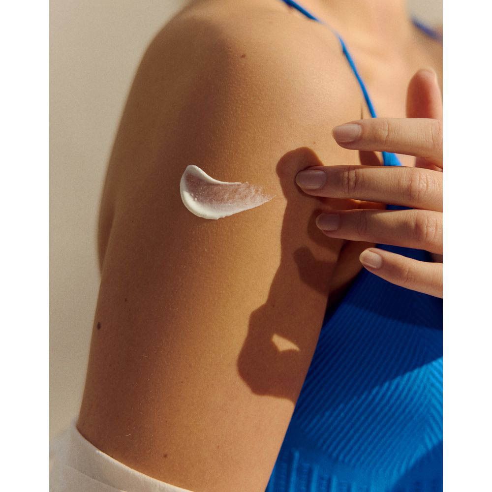Crème appliquée sur le bras. Nouvelle formule : absorption rapide, facile à appliquer, mains non collantes.