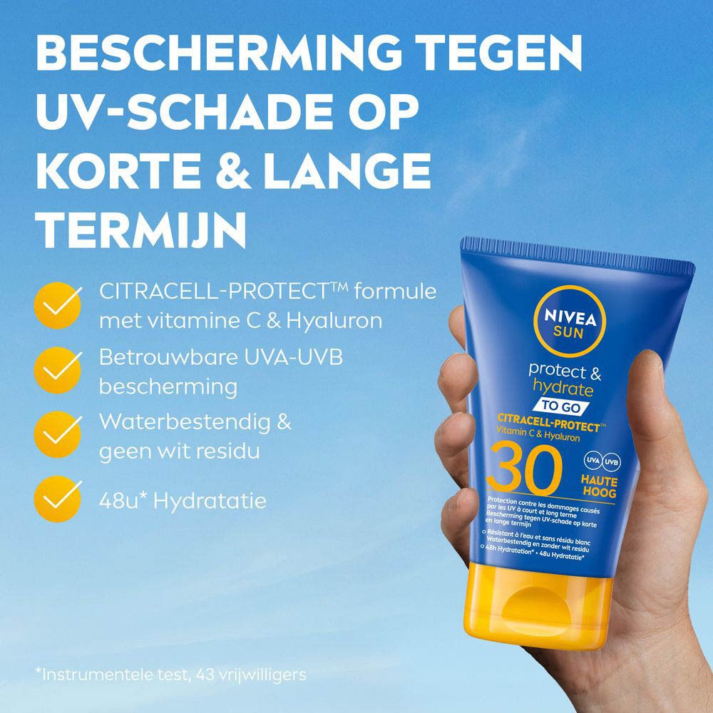 Hand houdt blauwe tube met gele dop. Opschrift: NIVEA SUN Protect & Hydrate TO GO SPF30. Tekst: bescherming tegen UV-schade.