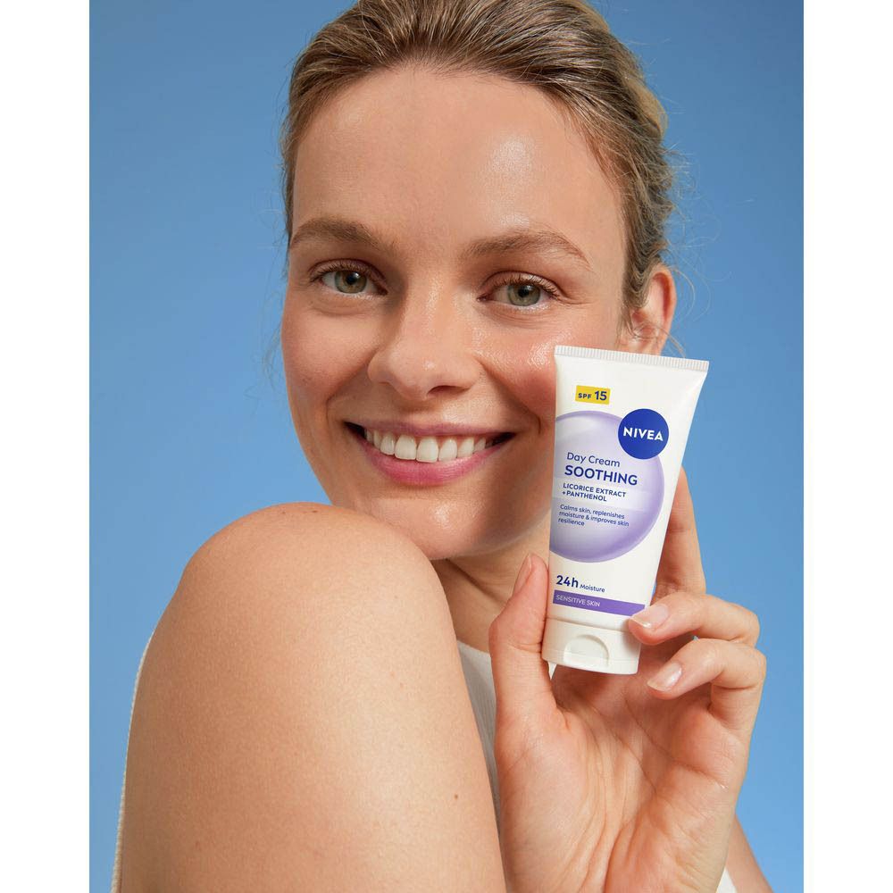 Vrouw houdt NIVEA Dagcrème SPF15, 24u hydratatie, voor gevoelige huid.