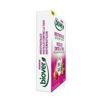 Zijaanzicht van een pak Biover hoestpastilles met 20 pastilles. De verpakking is wit met roze accenten.