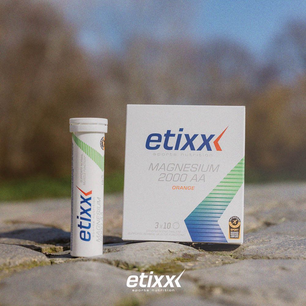 Etixx Magnesium 2000 AA verpakking en tube op stenen ondergrond. Logo en tekst op de verpakking en tube.