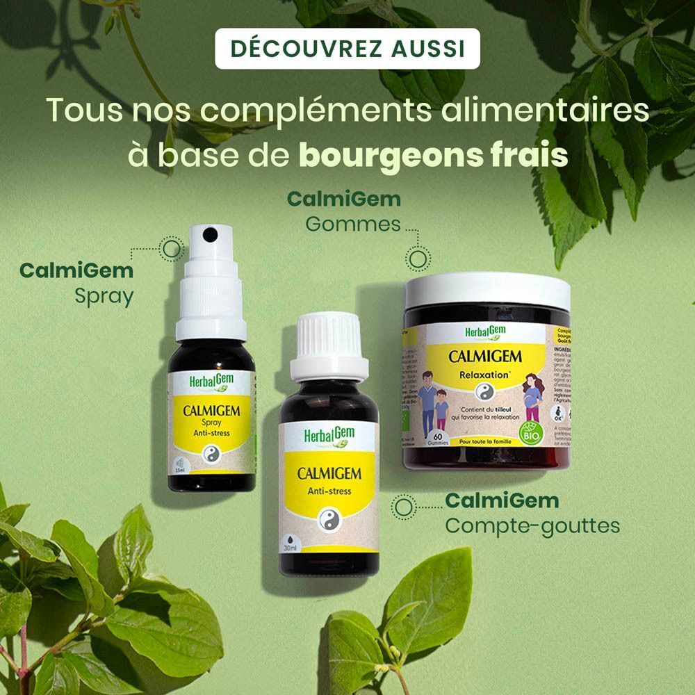 Utilisation de HerbalGem Calmigem Bio. Femme buvant de l'eau. Gouttes sous la langue.