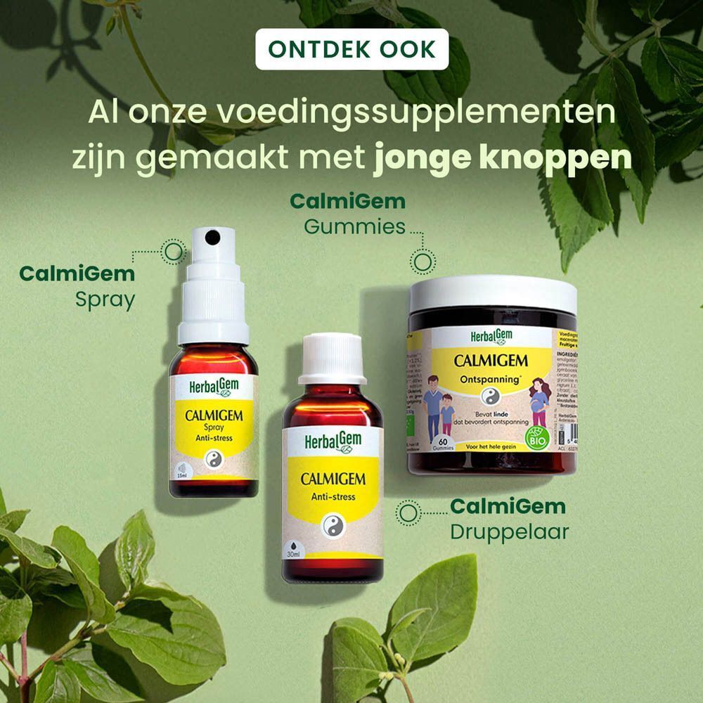 Gebruik van HerbalGem Calmigem Bio. Vrouw drinkt water. Druppels onder de tong.