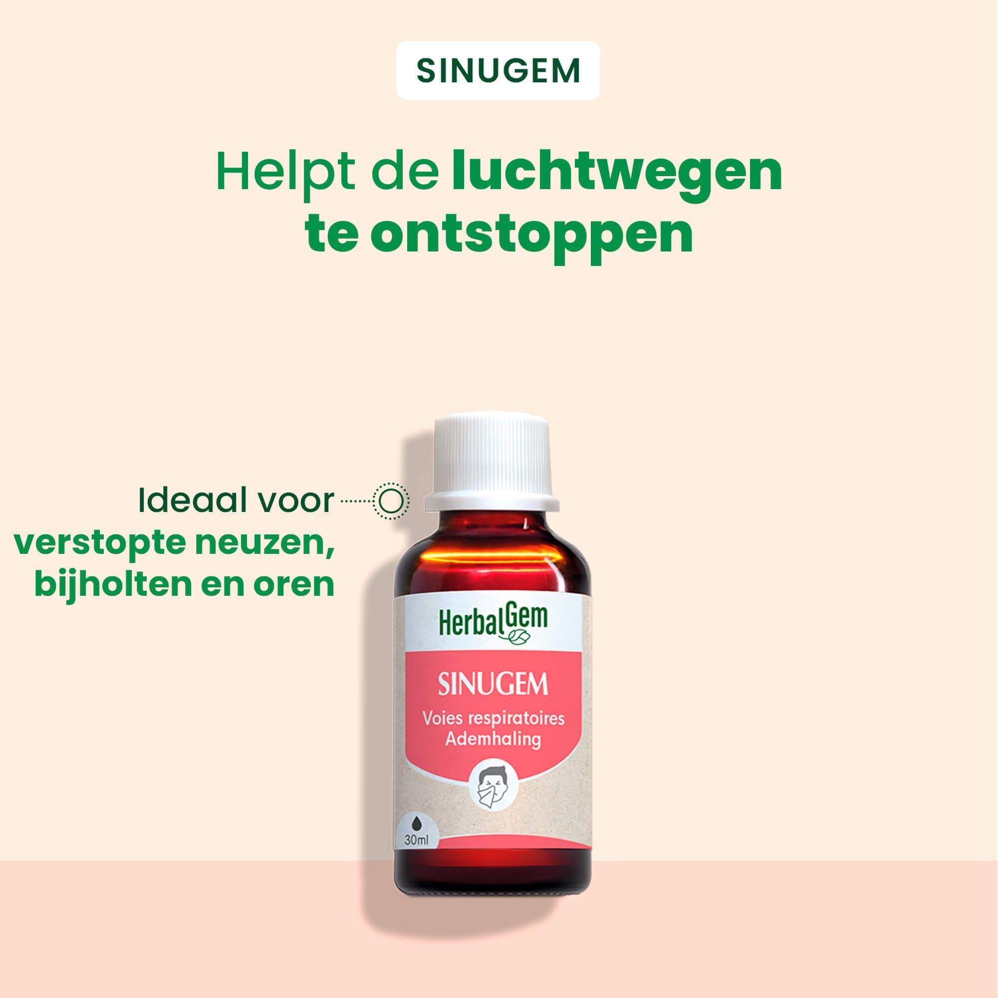 Drie flessen en verpakkingen van HerbalGem SINUGEM. Flessen met witte dop, verpakking met rode tekst. 1+1 aanbieding.