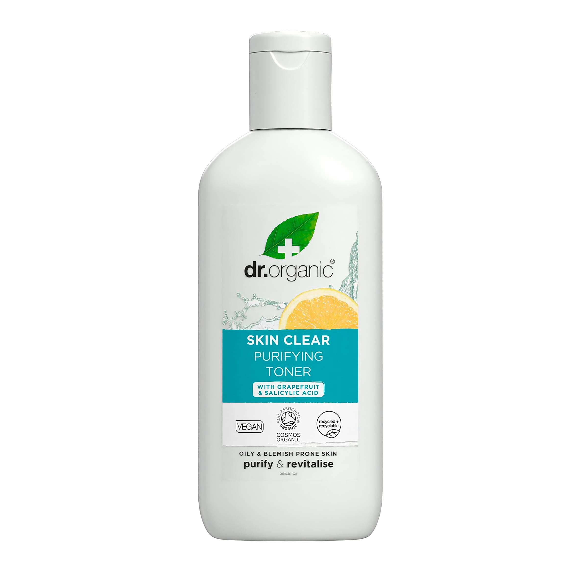 Witte fles met witte dop. Etiket met productnaam, logo en certificeringen. Voor vette huid.