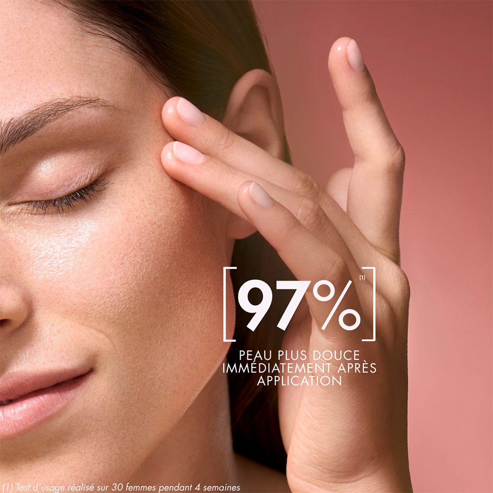 Gros plan d'une femme appliquant le produit sur sa peau. Texte: 97%.