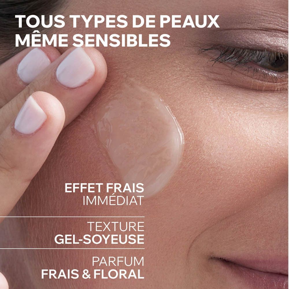 Gros plan d'une main appliquant une texture gel transparente sur la peau. Parfum frais et floral.
