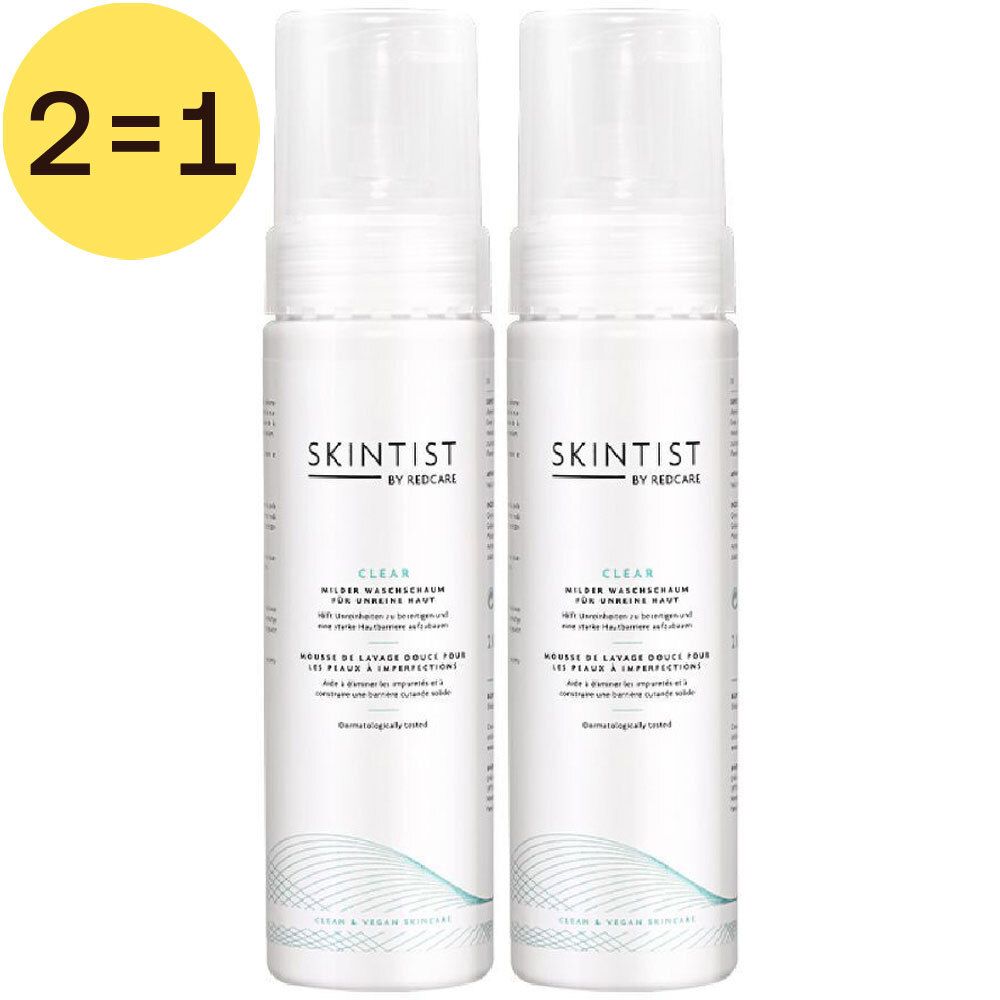 Twee flessen Skintist Clear Waschmousse. Opschrift: 2=1. Witte flessen met verstuiver.