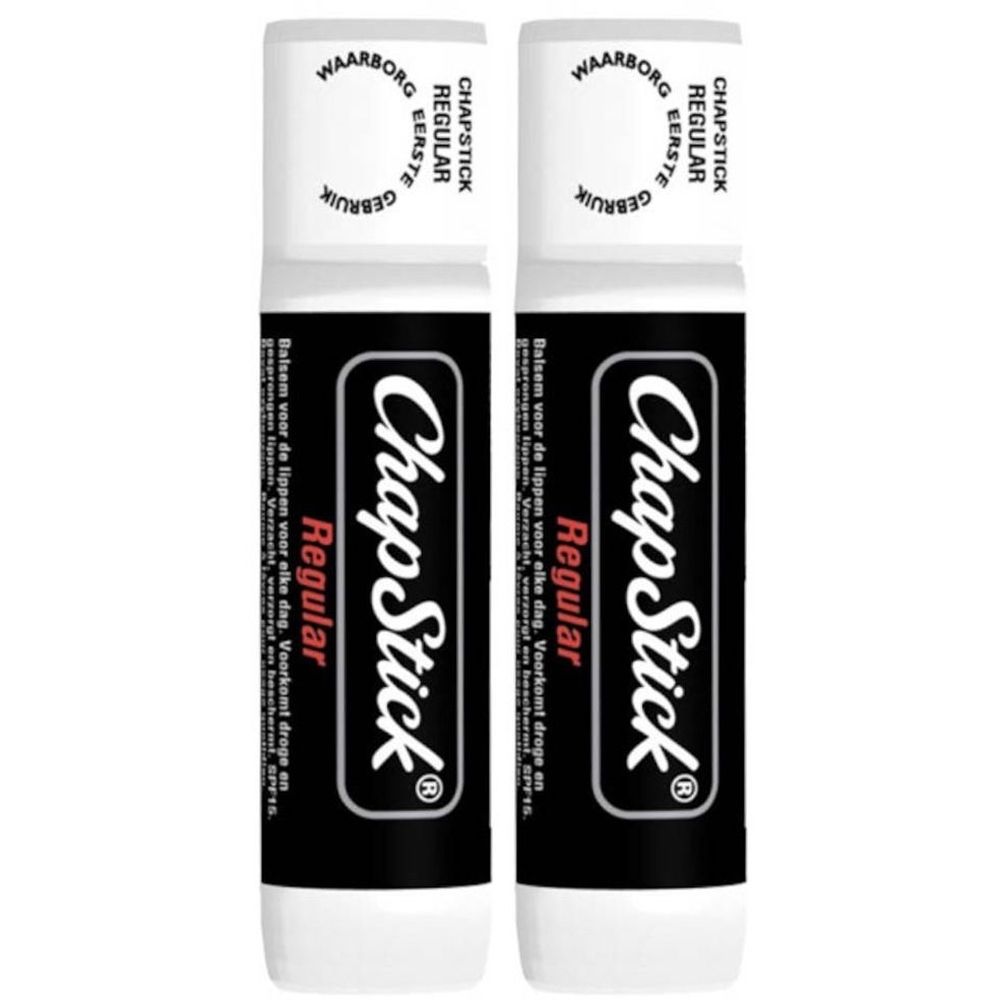 Deux sticks de soin pour les lèvres. Étui noir avec texte blanc : ChapStick Regular SPF 15. Capuchon blanc avec texte.