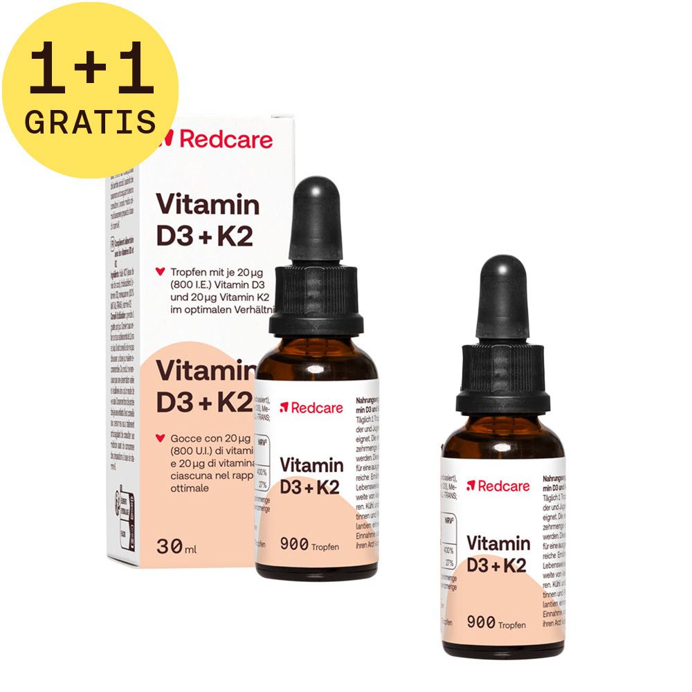 Twee flessen en een doosje vitamine D3 + K2. Opschrift: Redcare, 900 druppels. Gele sticker: 1+1 GRATIS.