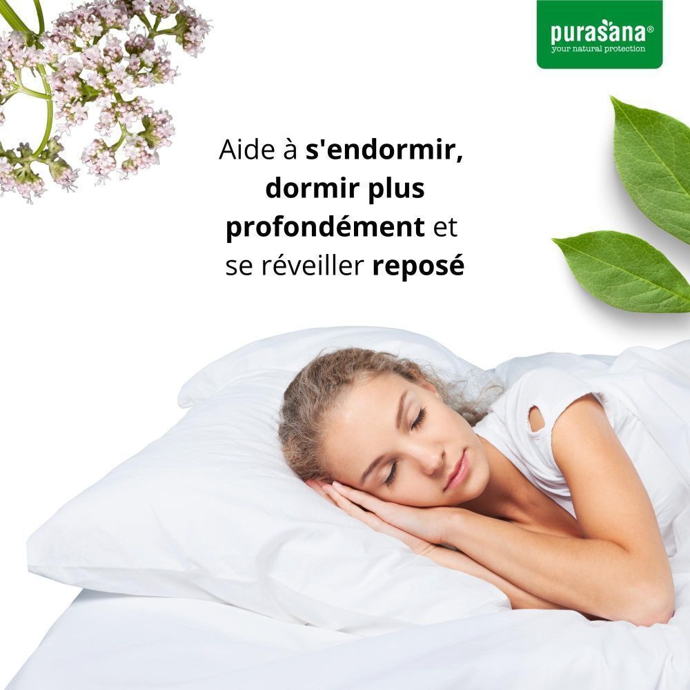 Femme dormant profondément sur un oreiller, entourée d'herbes et de fleurs.