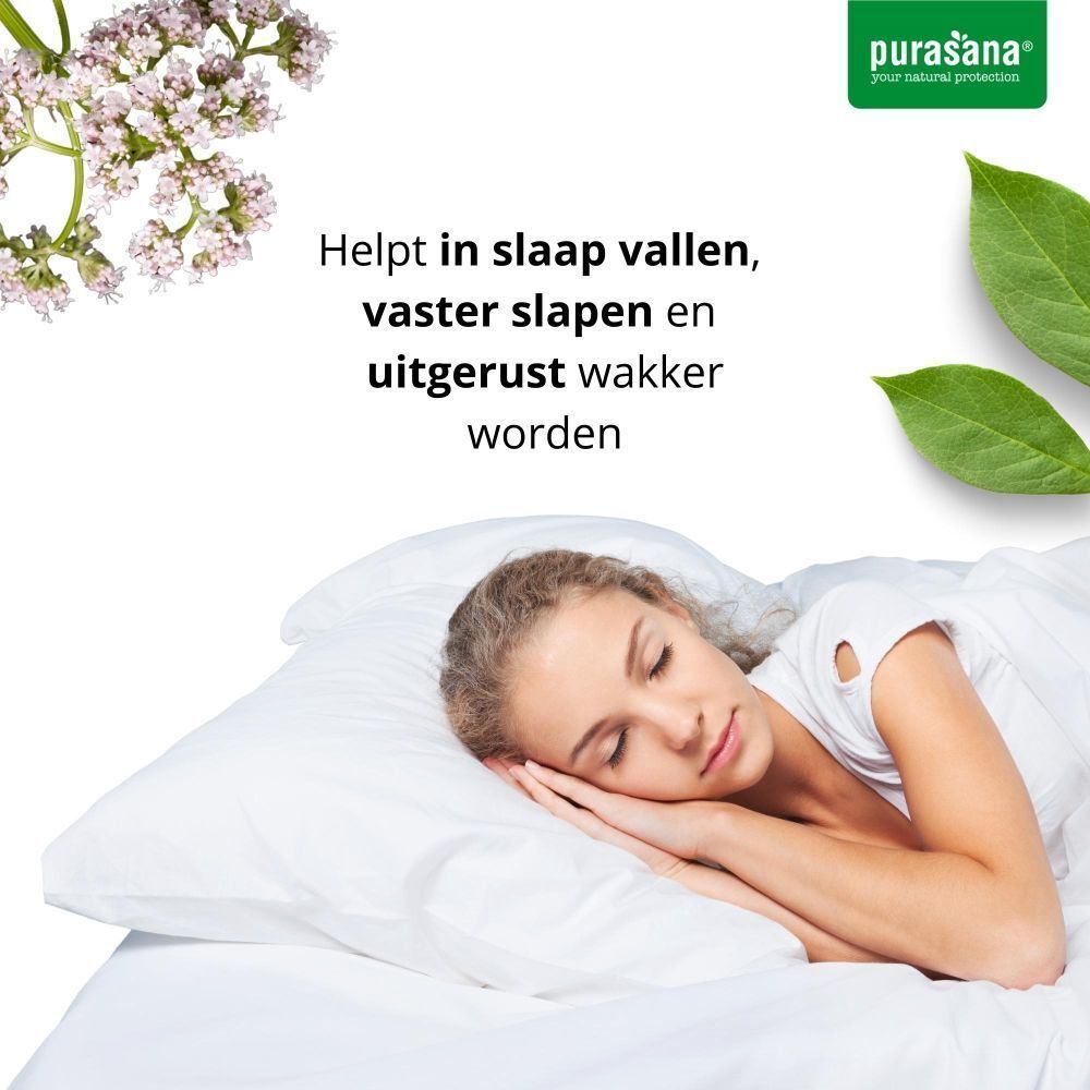 Vrouw die diep slaapt op een kussen, omringd door kruiden en bloemen.