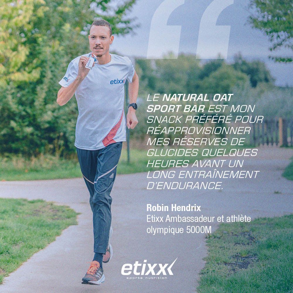 Une main tient une barre sportive Etixx ouverte "Natural Oat Sweet & Salty Caramel".