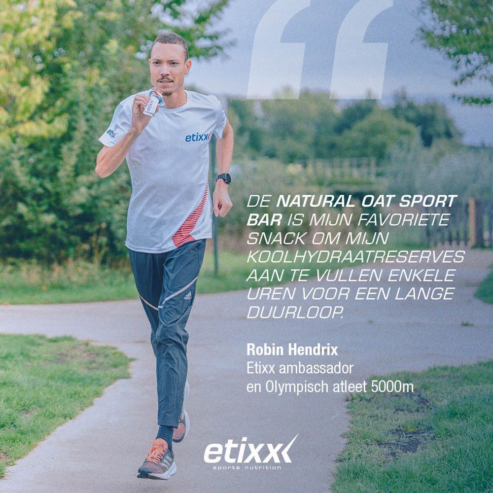 Hand houdt een geopende Etixx sportreep "Natural Oat Sweet & Salty Caramel" vast.
