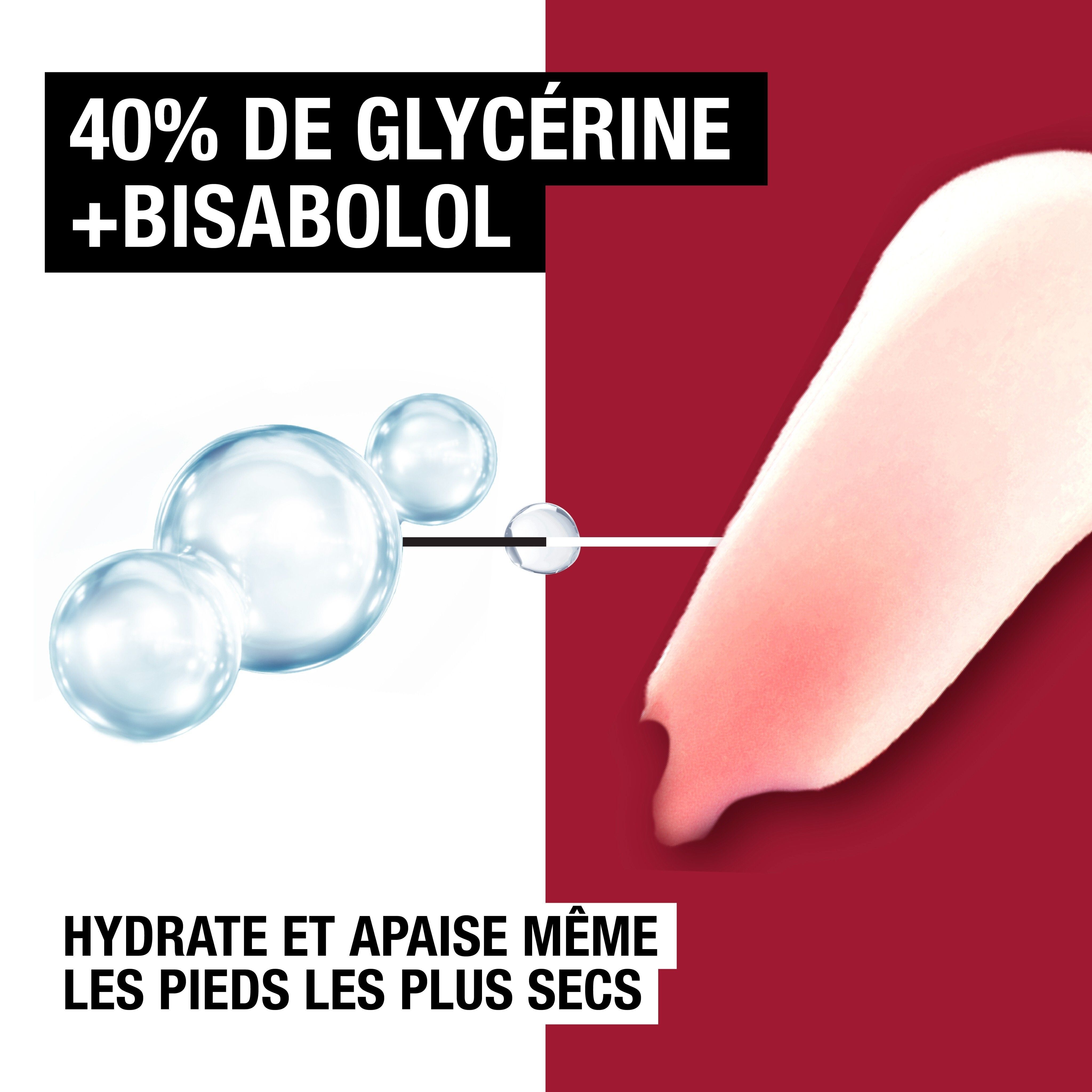 Gros plan sur des pieds recevant une crème. Texte : "Absorbe rapidement".