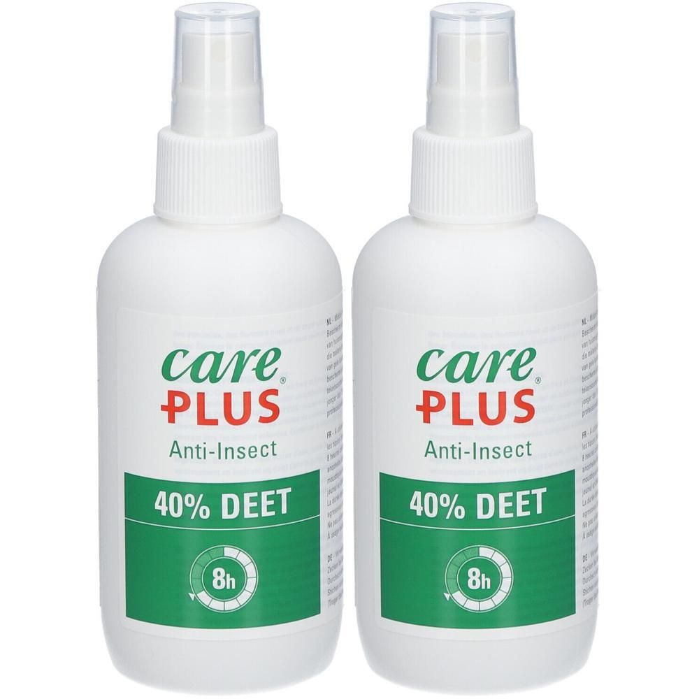 Twee witte spuitflessen. Opschrift: Care Plus, Anti-Insect, 40% DEET, 8h. Groene en rode accenten.