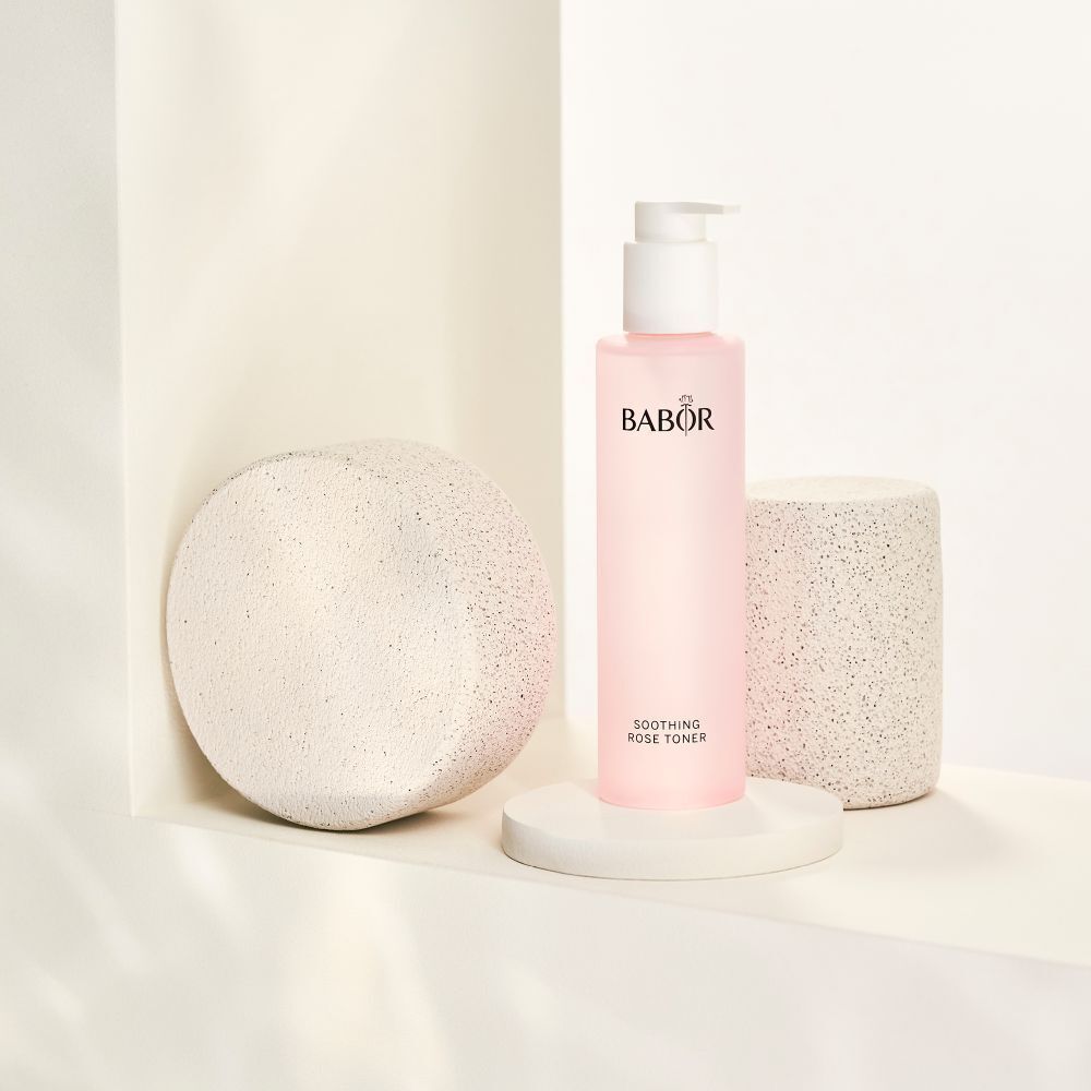 BABOR SOOTHING ROSE TONER, vue latérale d'une bouteille rose avec distributeur à pompe blanc.