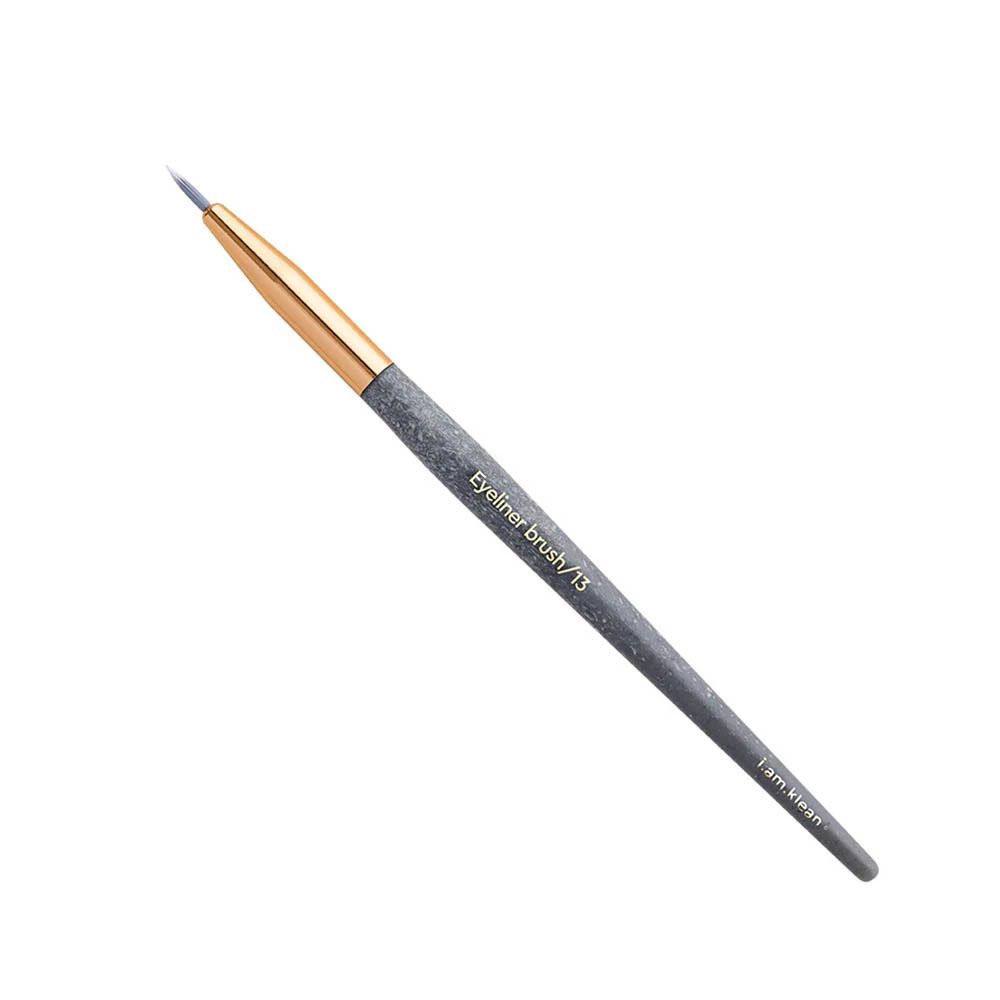 Eyeliner-kwast met grijze steel en gouden huls. Op de steel staat "Eyeliner brush/13" en "i.am.klean".
