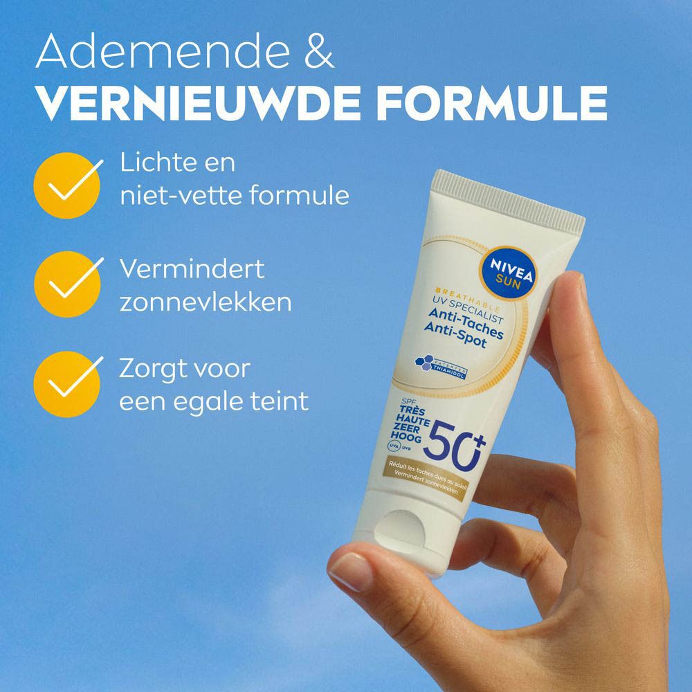 Product met tekst en logo's. Nivea Sun, Breathable UV Specialist, Anti-Vlekken, Luminous, SPF 50+.