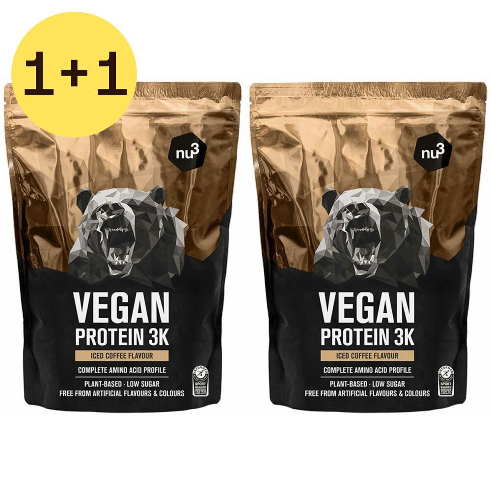 Twee zakken veganistisch eiwit. Opschrift: Vegan Protein 3K, Iced Coffee Flavour. Met beer-illustratie en 1+1 gratis aanduiding.