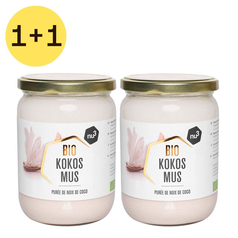Twee potten kokosmoes met gouden deksels. Labels: "BIO KOKOS MUS" en "PURÉE DE NOIX DE COCO". Linksboven: "1+1". 